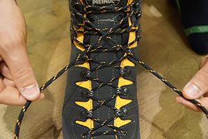 Der perfekte Schuh – Schnürung bei Anprobe